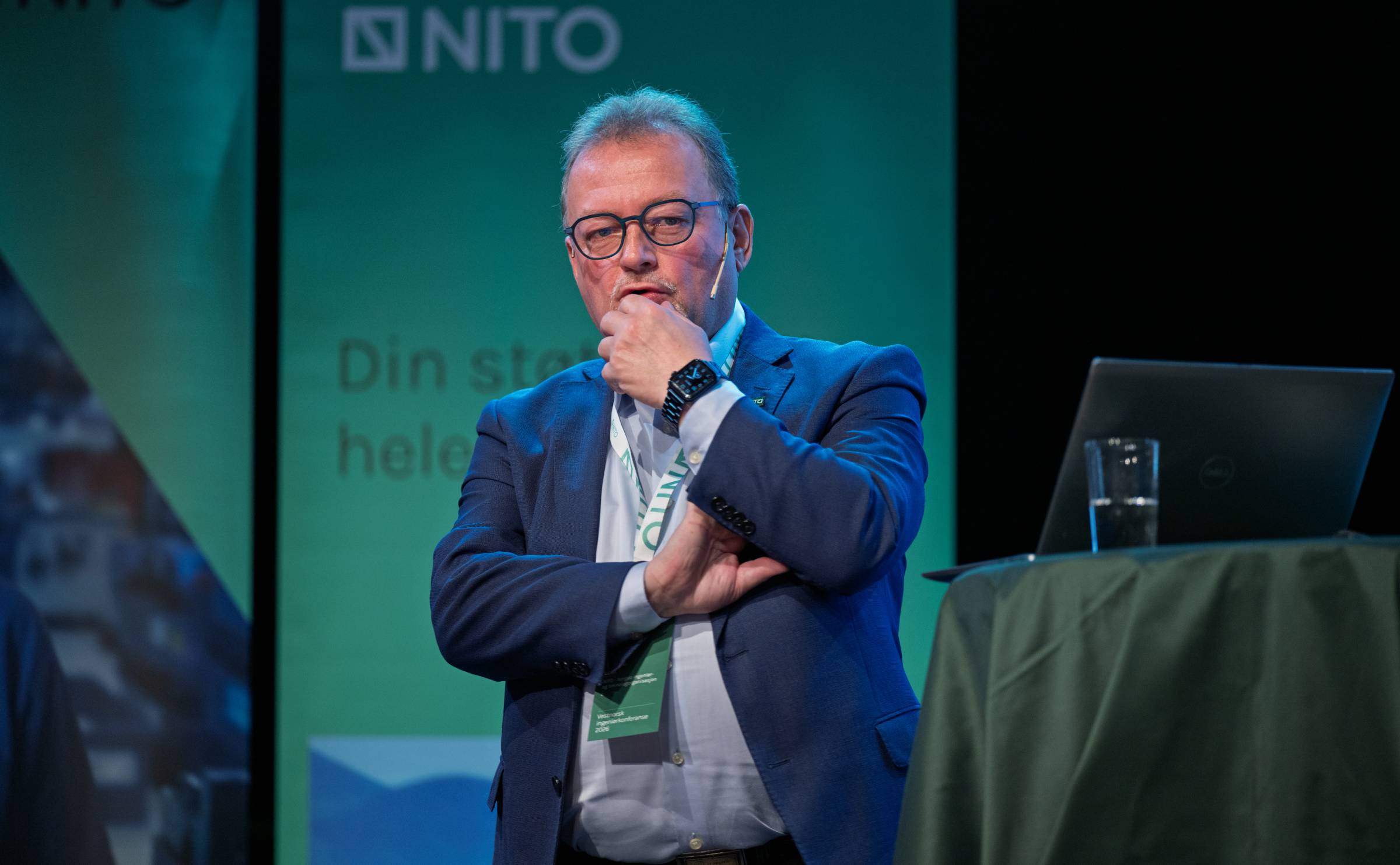 NITO-president Kjetil Lein står på talerstolen under et arrangement. 