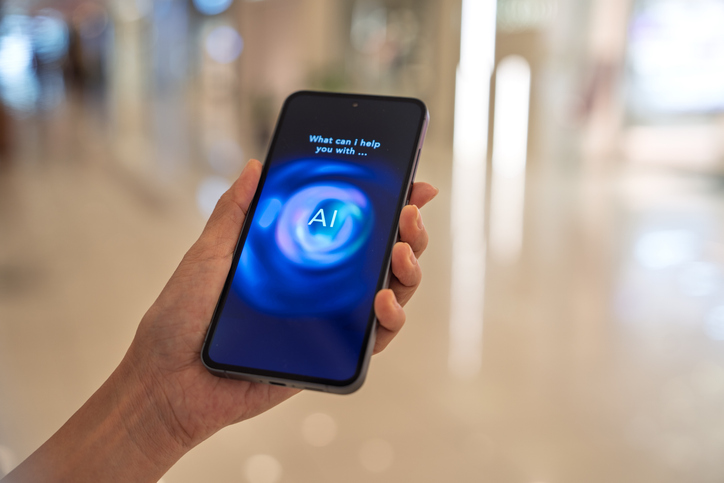 En person holder en mobil som viser en AI-chatbot